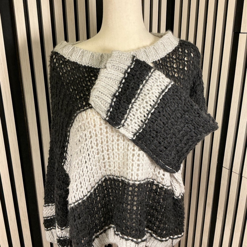 Free People Off-the-Shoulder Black and Grey Over-sized Sweater, Sz M - Picture 3 of 5